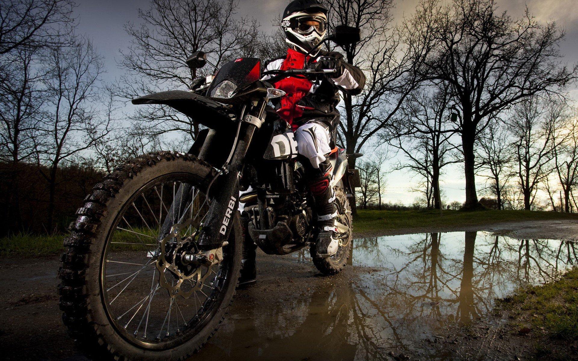 découvrez notre assurance moto enduro conçue spécialement pour les passionnés d'aventure et de tout-terrain. protégez votre véhicule avec des garanties adaptées à vos besoins, des tarifs compétitifs et un service client réactif. parcourez les chemins en toute sérénité!