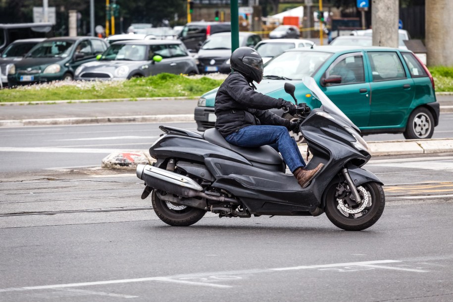 découvrez notre outil de simulation d'assurance scooter qui vous permet de comparer les offres des assureurs en un clin d'œil. trouvez la meilleure couverture au meilleur prix pour votre scooter et roulez en toute sérénité.