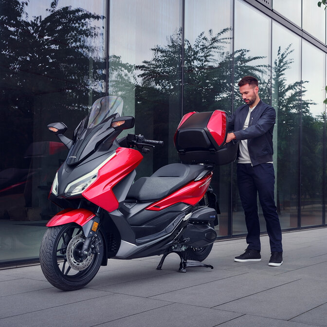 découvrez notre guide complet sur l'assurance scooter 125 : comparez les offres, trouvez la couverture idéale pour votre deux-roues et profitez d'une conduite sereine en toute sécurité.